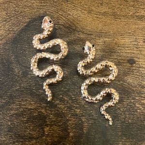 Urban outfitters - Gold snake earrings